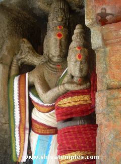 அம்பாள் சாந்தமுடன் காட்சி