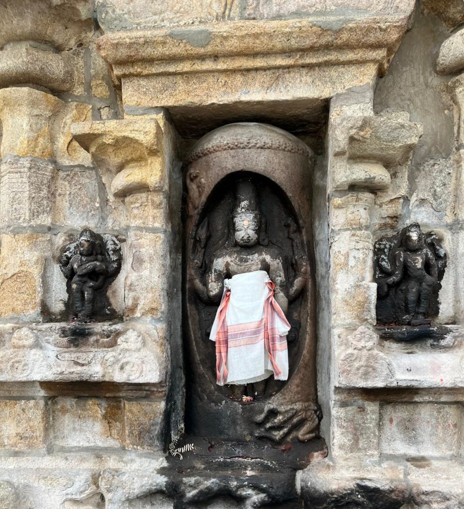 லிங்கோத்பவர் அடியில் வராகம்