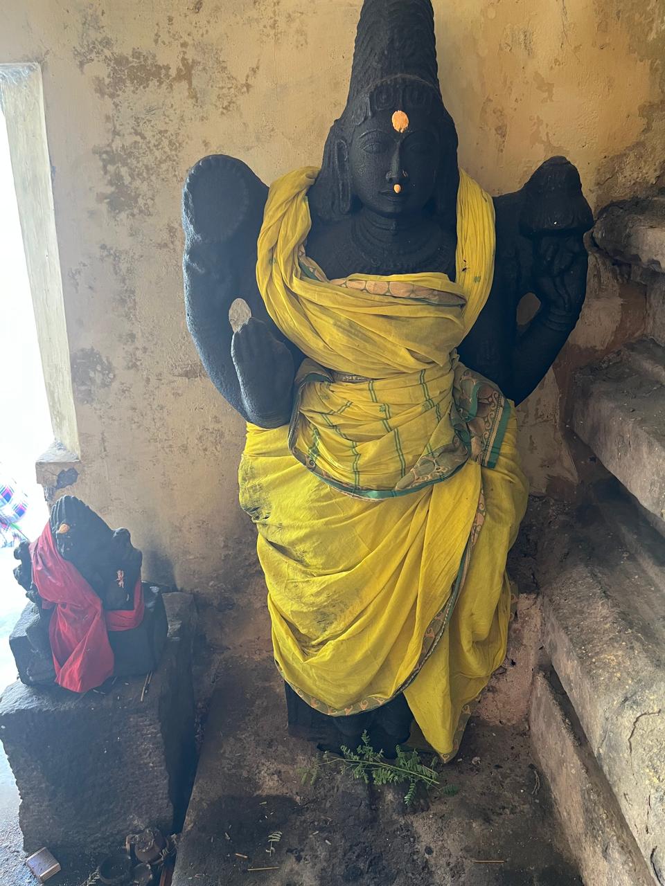 பின்னமான அம்பாளின் உருவம்