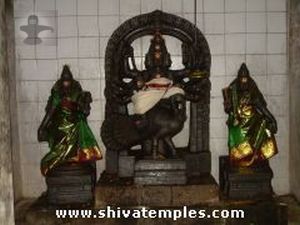 வள்ளி தெய்வானையுடன் முருகர்