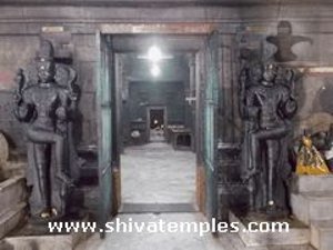 Entrance of Atcheeswarar Sannidhi - Dwarapalakas