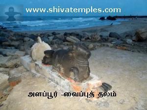சிதிலமடைந்த ஆலயத்தின் வெளியே கடற்கரையில் நந்தி