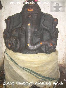 அர்த்த மண்டபத்தில் விநாயகர்